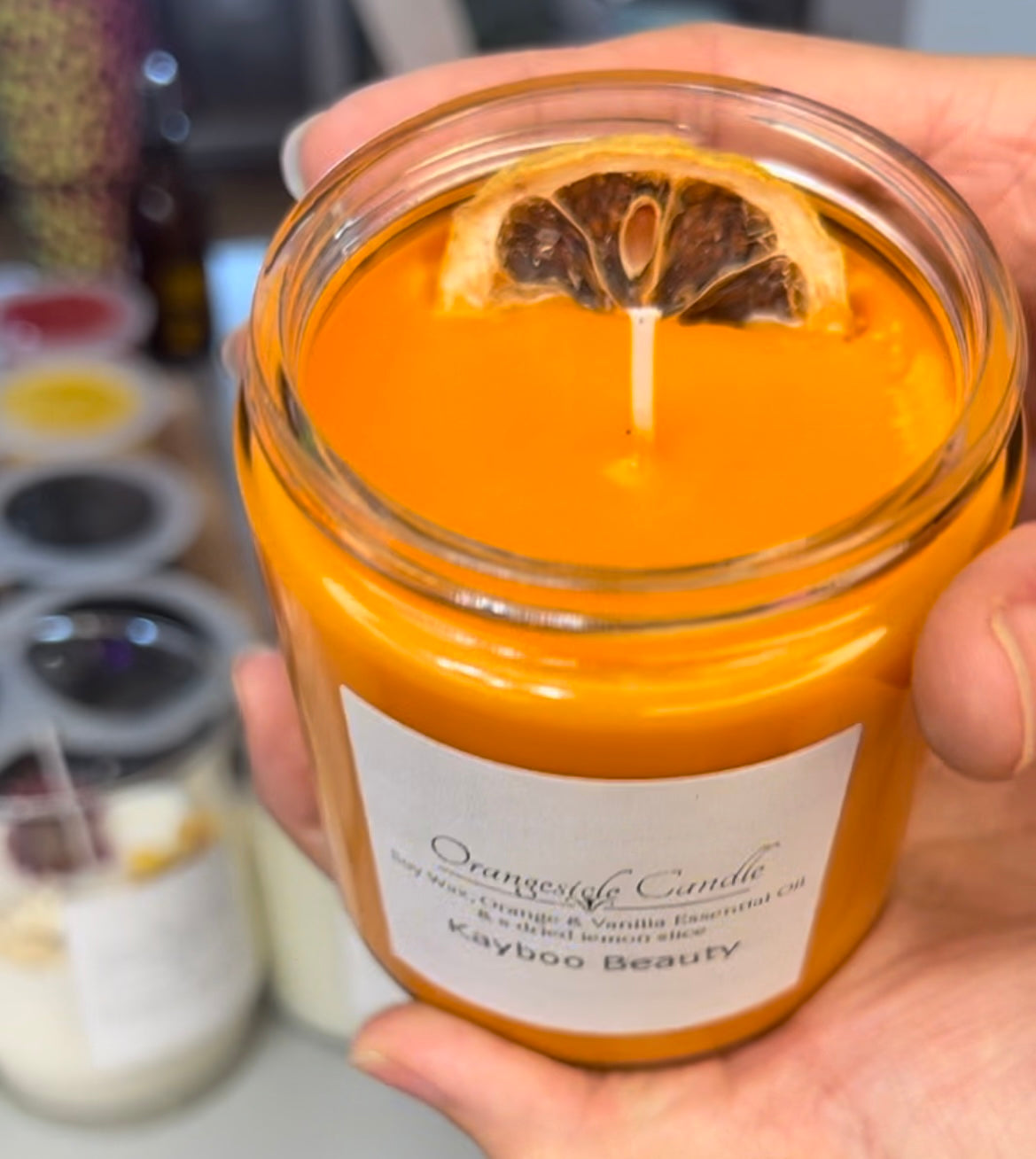 Kayboo Beauty Orangesicle Candle with a lemon or orange slice π